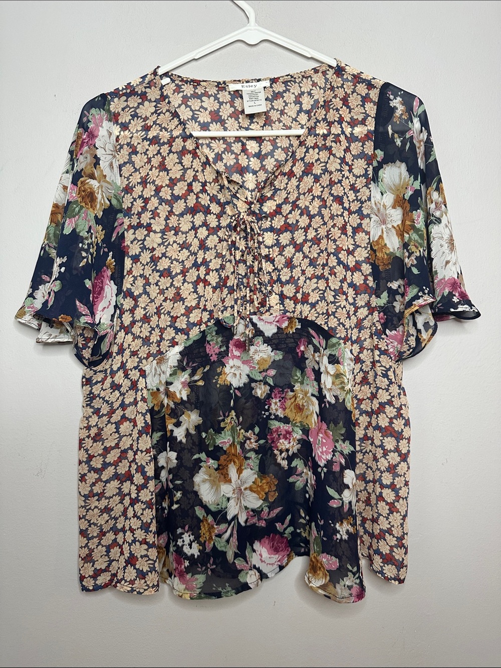 Floral Mixed-Print V-Neck Women's Top - Navy & Cream size L